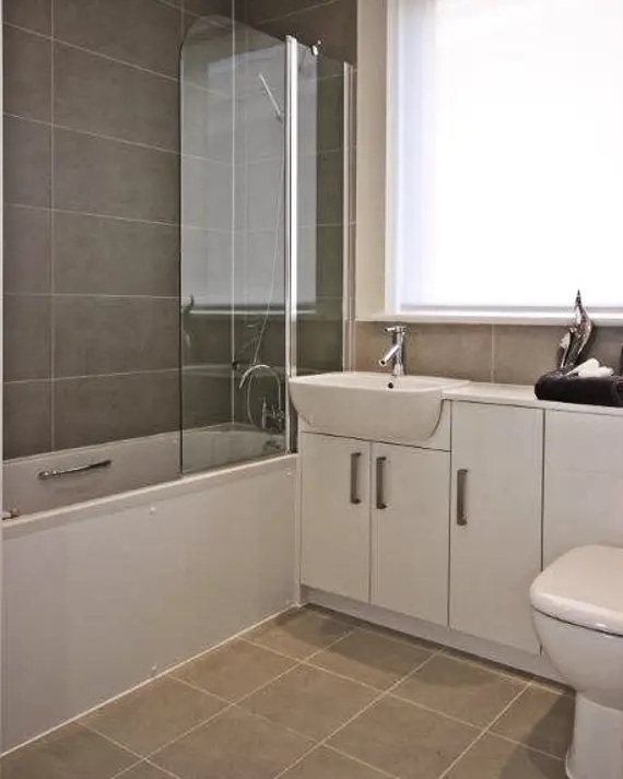 A beautifully light bathroom.