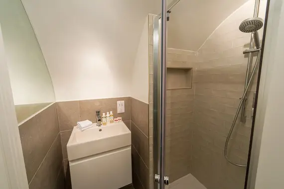 A clean and modern bathroom