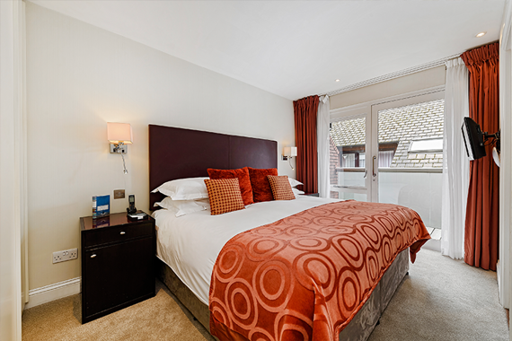 A bright and lovely Two Bed in Knightsbridge