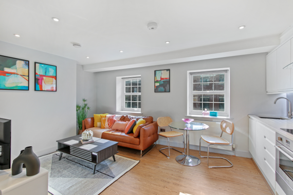 Comfortable and bright living and dining area