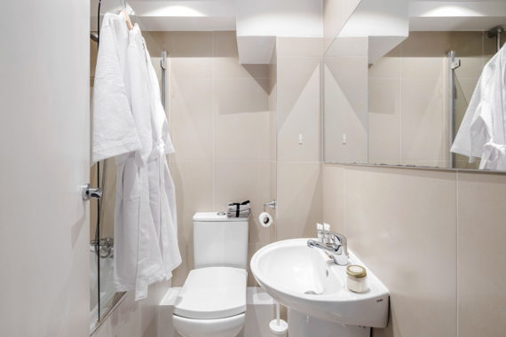 Step into a bright and relaxing bathroom