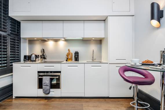 Open-plan kitchen with a spacious layout, ideal for socialising while cooking.