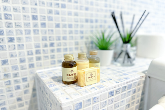 Clean and well-maintained bathroom