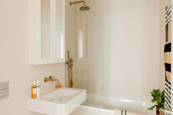 Clean and well-maintained bathroom, equipped with amenities and fresh towels.