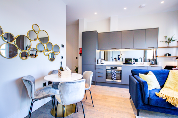 Open-plan kitchen with a spacious layout, ideal for socializing while cooking
