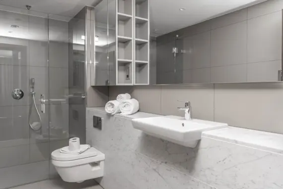 Clean and well-maintained bathroom, equipped with essential amenities and fresh towels