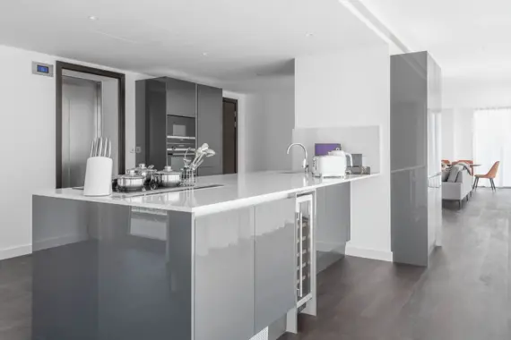 Open-plan kitchen with a spacious layout, ideal for socializing while cooking