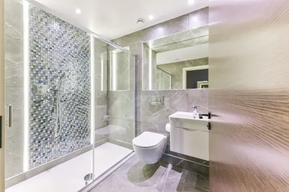 Bright and contemporary bathroom with ample lighting