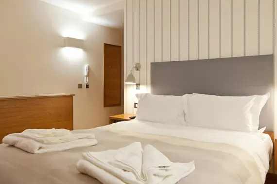 A relaxing, modern bedroom