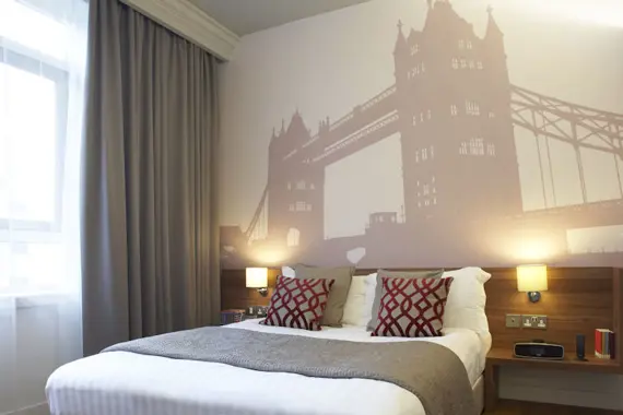 A relaxing, modern bedroom