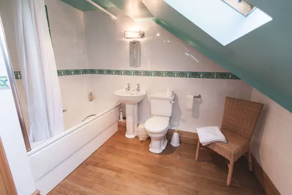 A super, spacious bathroom