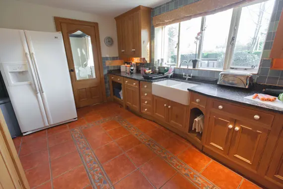 The spacious, fully equipped kitchen