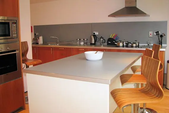 A well-equipped kitchen with dining area