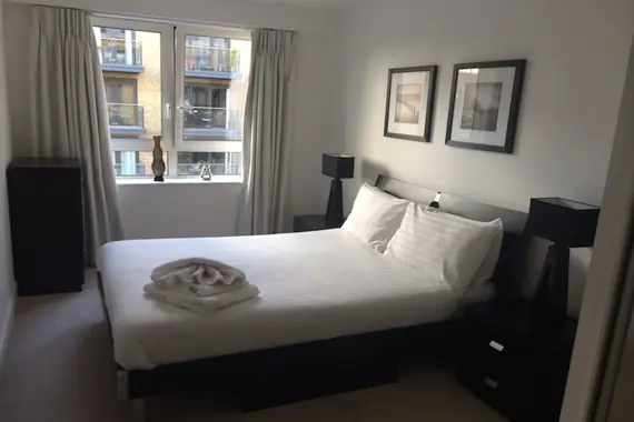 A typical comfortable double bedroom at Kew Bridge Piazza