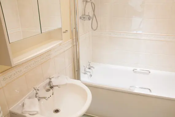 A clean and contemporary bathroom