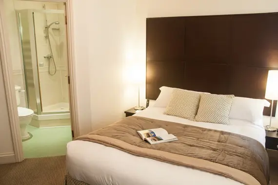 A comfortable bedroom with en-suite at Wraysbury Hall