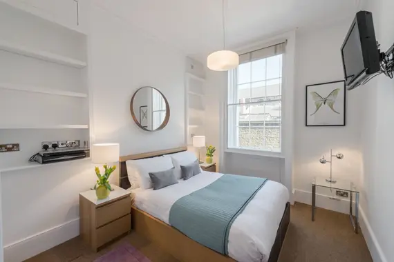 Double bedroom with a television at Gloucester Place