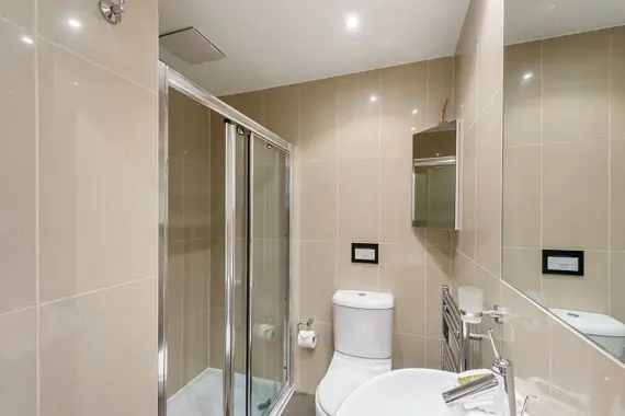 Bathroom with walk-in shower at 162 Gloucester Place
