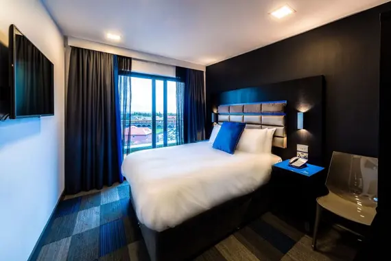 A cosy, modern bedroom