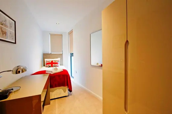 A cosy single bedroom