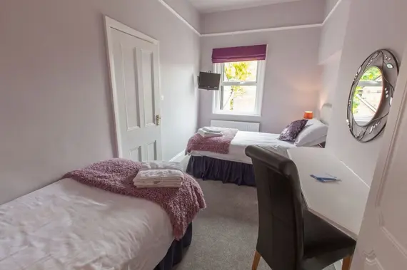 A light and cosy twin bedroom